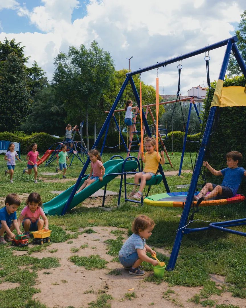 Area bambini esterna Pizzzland con scivoli e altalene