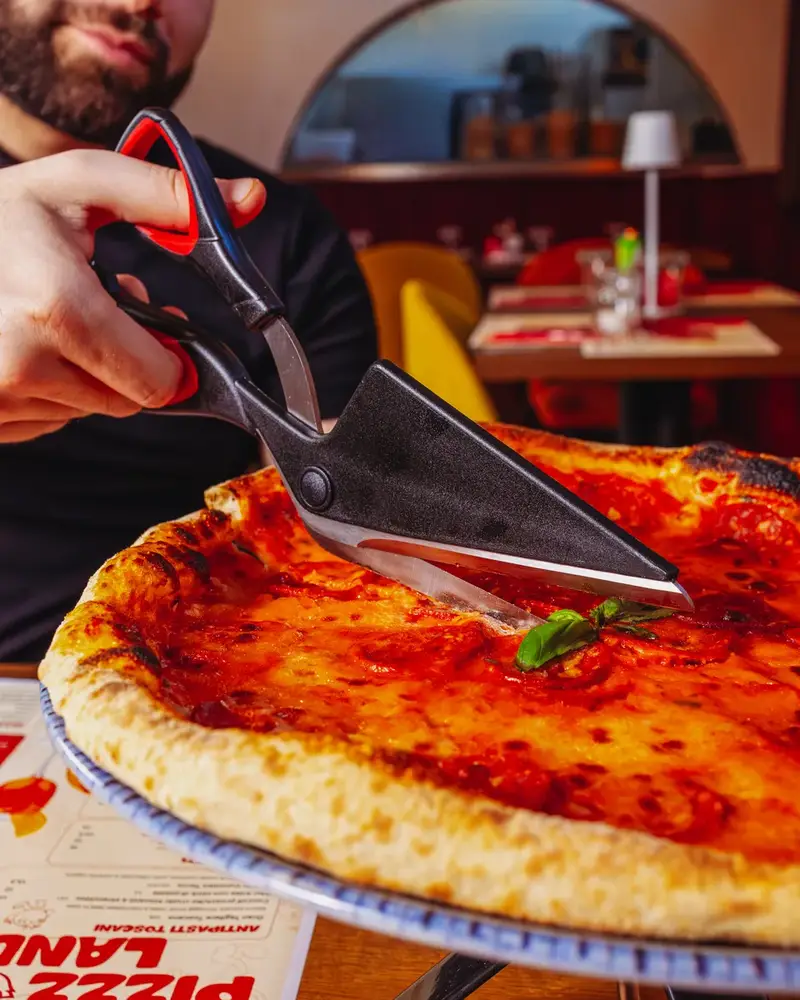 Pizza tagliata con forbici